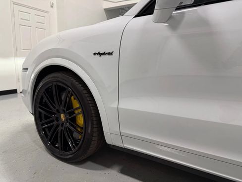 Used 2023 Porsche Cayenne Turbo S image 10