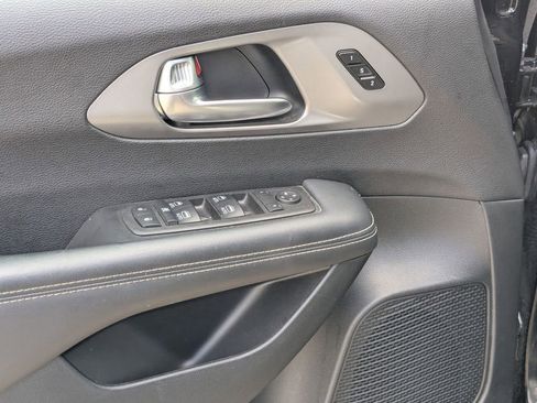 Used 2025 Chrysler Pacifica Select image 13