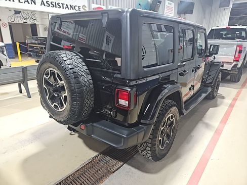 Used 2018 Jeep Wrangler Unlimited Sahara w/ Dual Top Group AWD/4WD image 3