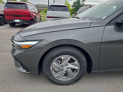 Used 2025 Hyundai Elantra SE FWD image 10