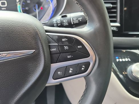 Used 2022 Chrysler Pacifica Touring-L image 24