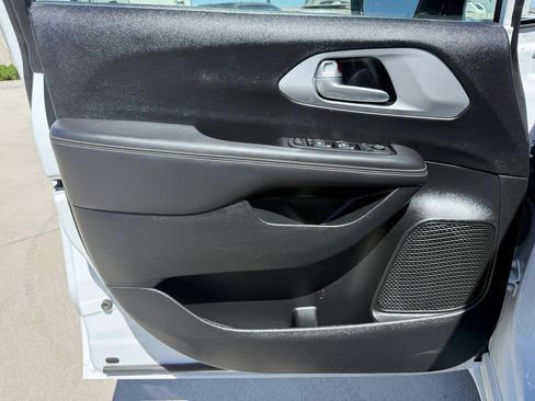 Used 2024 Chrysler Pacifica Touring FWD image 30