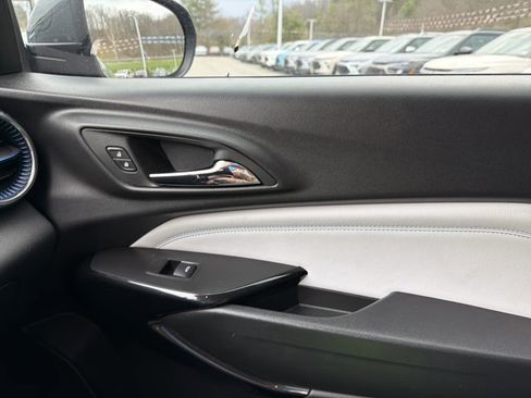 Used 2025 Chevrolet Trax LT w/ LT Convenience Package image 25