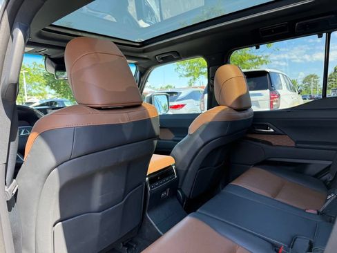 Used 2024 Lexus GX 550 w/ Accessory Package (Z1) AWD/4WD image 17