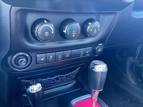 Used 2016 Jeep Wrangler Unlimited Sahara w/ Connectivity Group AWD/4WD image 33