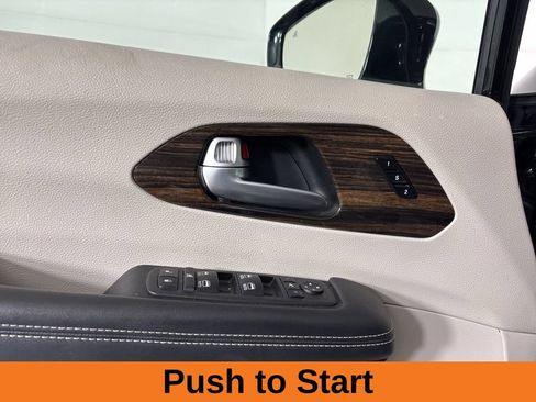 Used 2024 Chrysler Pacifica Limited FWD image 11
