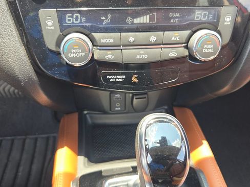 Used 2017 Nissan Rogue SL w/ SL Premium Package FWD image 20