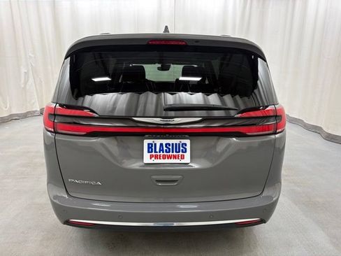 Used 2022 Chrysler Pacifica Touring-L FWD image 5