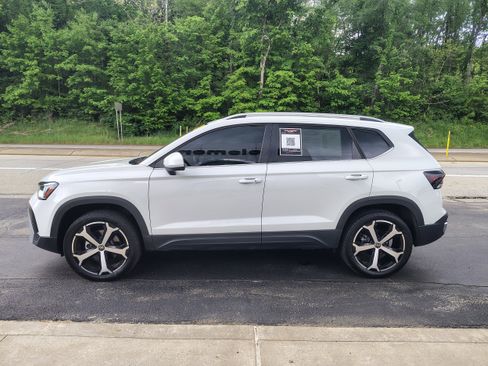 Used 2025 Volkswagen Taos SEL AWD/4WD image 4