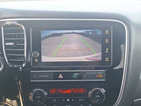 Used 2019 Mitsubishi Outlander 4WD Plug-In Hybrid image 12
