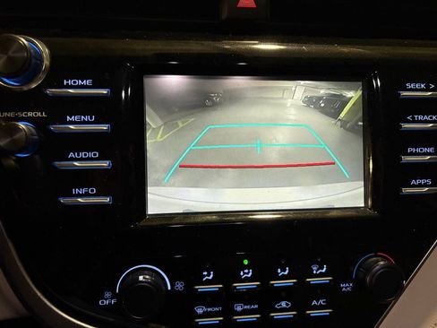 Used 2018 Toyota Camry LE image 17