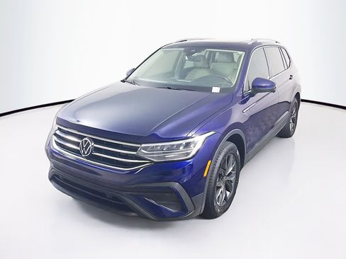 Used 2023 Volkswagen Tiguan SE w/ Panoramic Sunroof Package FWD image 3