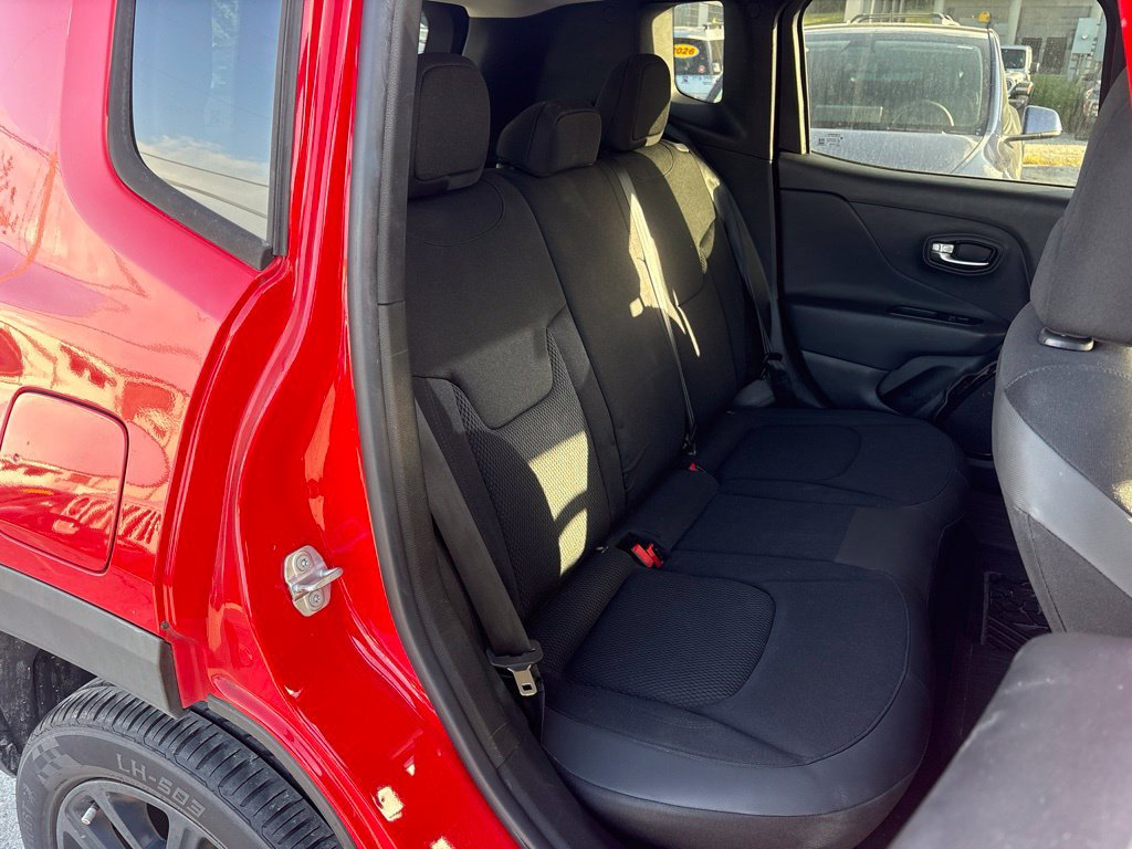 Used 2018 Jeep Renegade Altitude w/ UConnect 8.4 Nav Group AWD/4WD image 17
