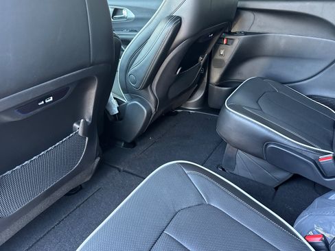 New 2027 Chrysler Pacifica Limited FWD image 11