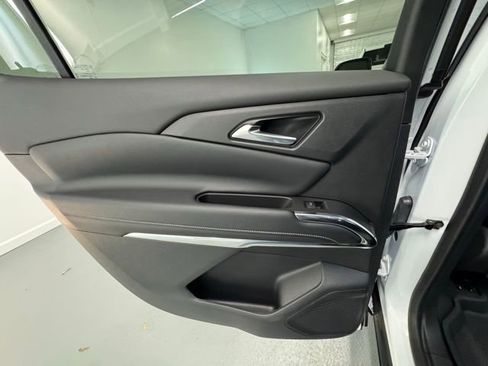 Used 2025 Chevrolet Traverse LT w/ Driver Confidence Package image 9