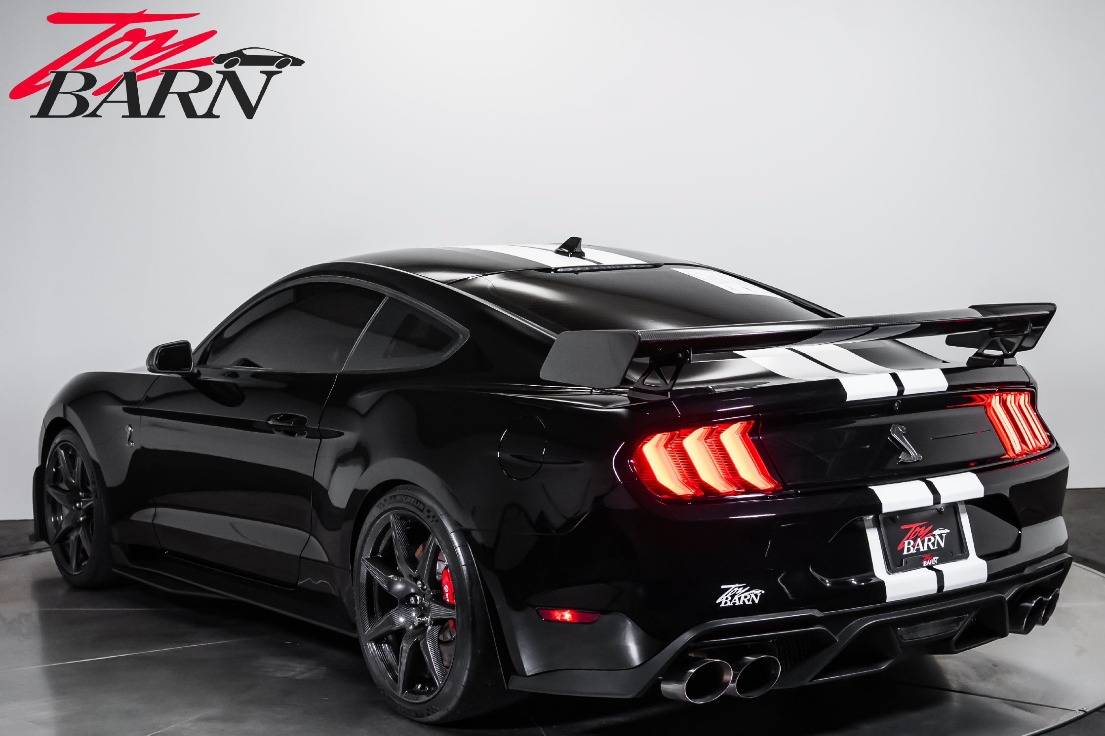 Used 2021 Ford Mustang Shelby GT500 w/ Carbon Fiber Track Pack RWD image 3