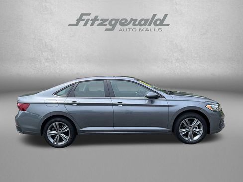 Used 2024 Volkswagen Jetta SE FWD image 3