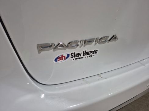 Used 2023 Chrysler Pacifica Touring-L FWD image 30