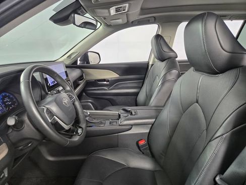 Used 2025 Toyota Grand Highlander FWD image 14