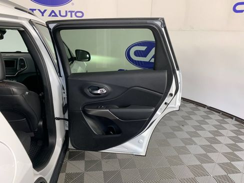 Used 2019 Jeep Cherokee Latitude Plus w/ Comfort/Convenience Group AWD/4WD image 35