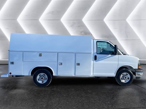 New 2026 GMC Savana 3500 w/ Driver Convenience Package image 7