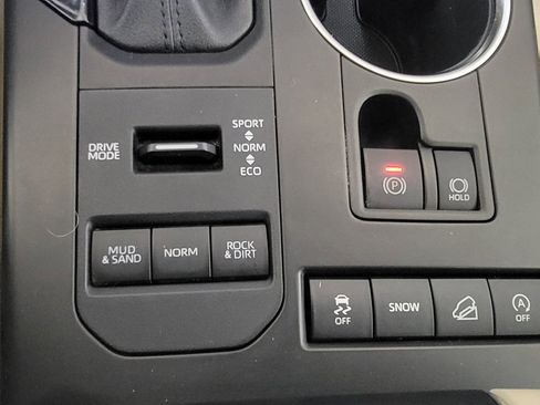 Used 2022 Toyota Highlander XLE image 25