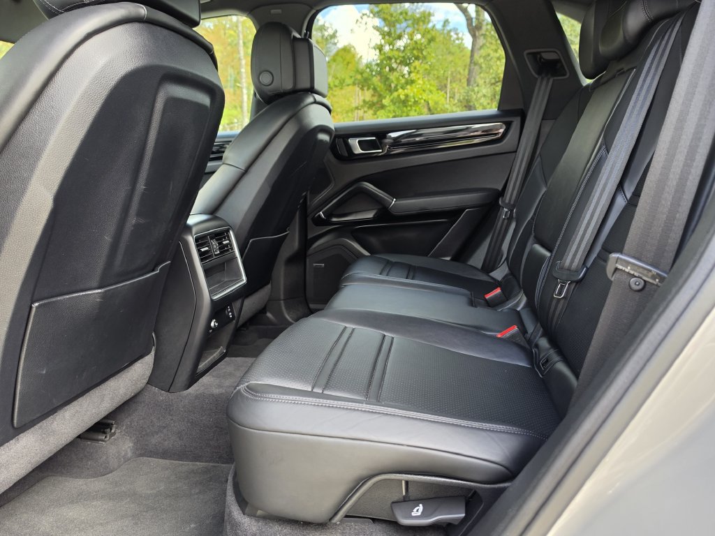 Certified 2022 Porsche Cayenne Platinum Edition AWD/4WD image 24