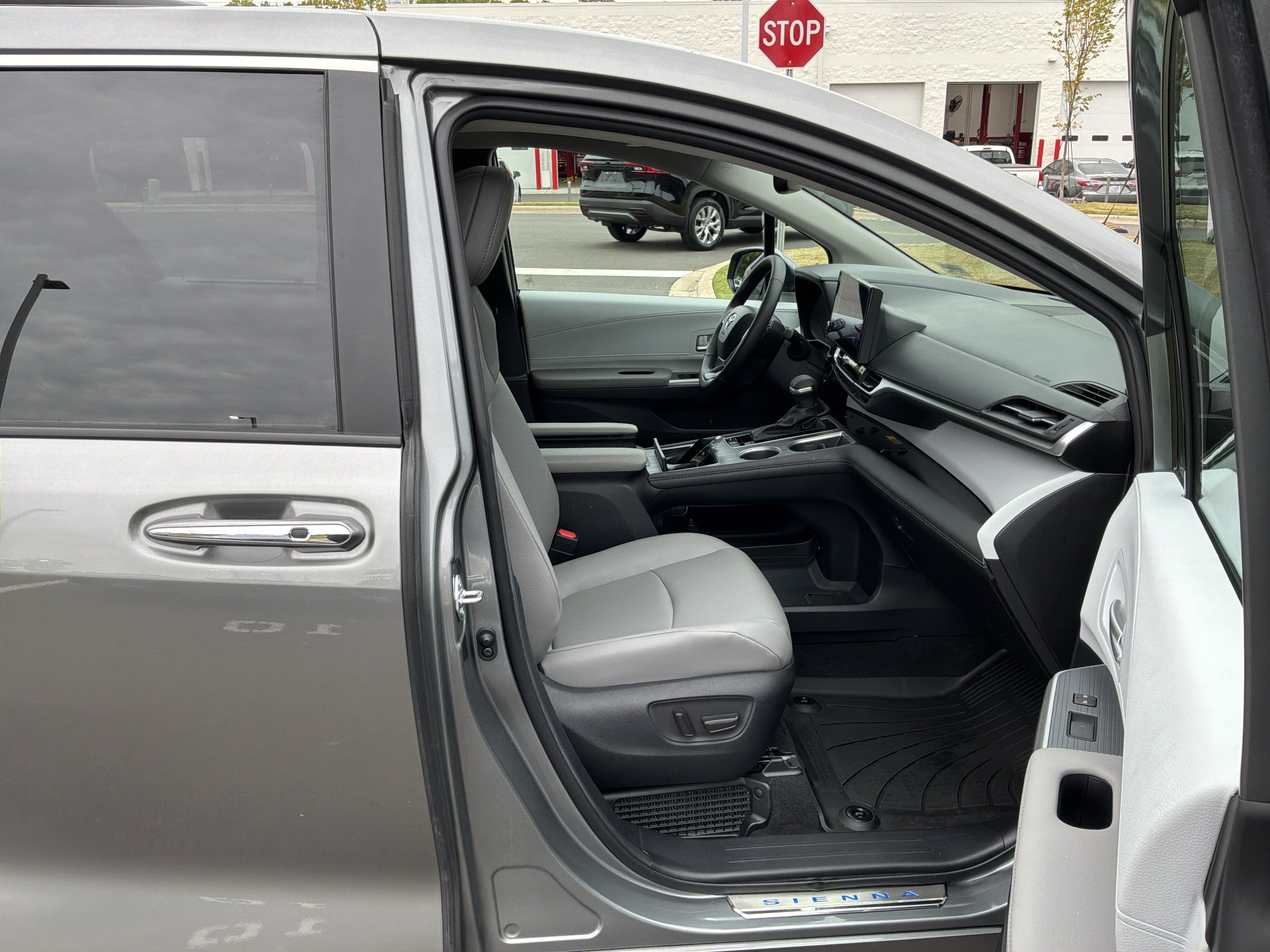 Used 2026 Toyota Sienna XLE FWD image 34