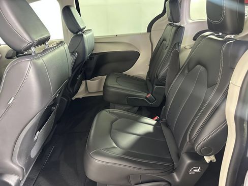 Used 2023 Chrysler Pacifica Touring-L AWD/4WD image 25