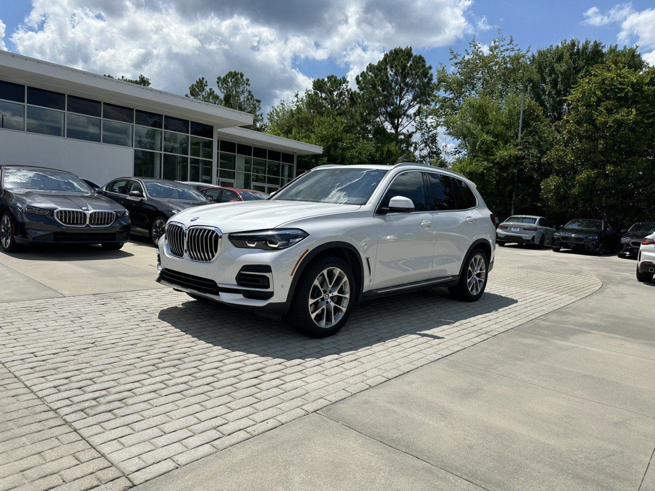 Used 2023 BMW X5 xDrive40i w/ Premium Package AWD/4WD image 4