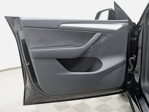 Used 2022 Tesla Model Y Long Range image 33