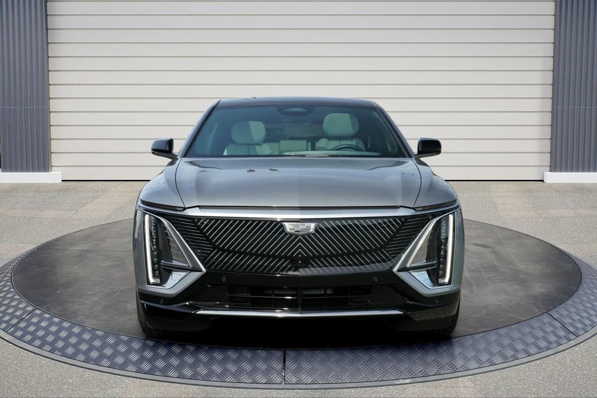 Used 2024 Cadillac Lyriq Luxury RWD image 2