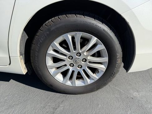 Used 2015 Toyota Sienna XLE image 10