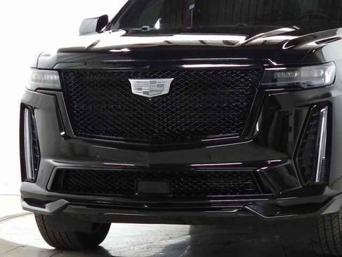 Used 2023 Cadillac Escalade V w/ LPO, ONYX Package image 2