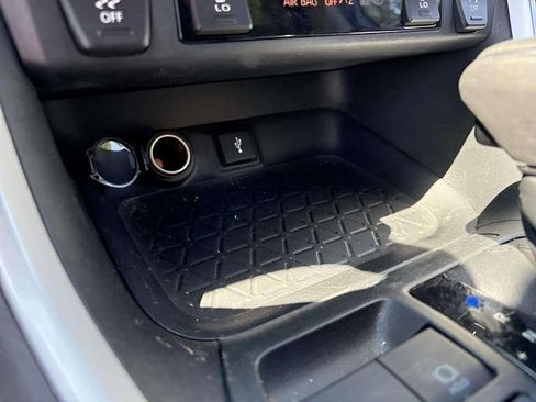 Used 2022 Toyota RAV4 XLE Premium image 17