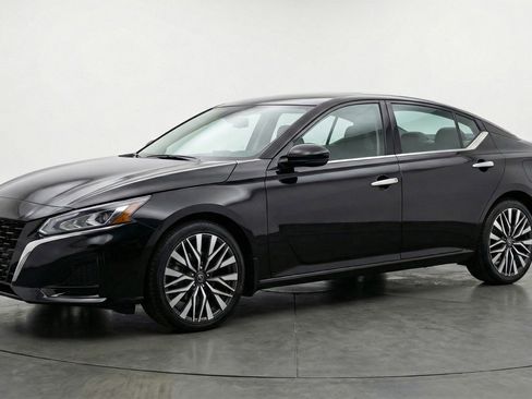 Used 2025 Nissan Altima 2.5 SV FWD image 3