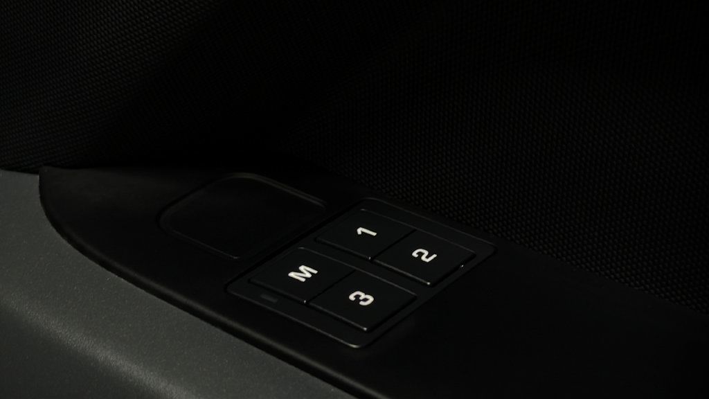 Used 2024 Land Rover Defender 110 X-Dynamic SE AWD/4WD image 11