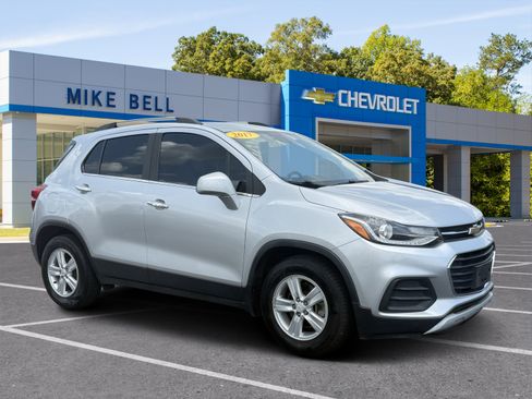 Used 2017 Chevrolet Trax LT w/ LT Convenience Package FWD image 1