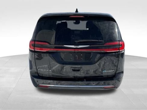 Used 2023 Chrysler Pacifica Touring-L image 2