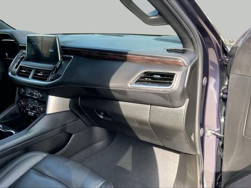 Used 2024 Chevrolet Suburban LT RWD image 18