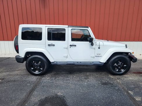 Used 2017 Jeep Wrangler Unlimited Sahara w/ Connectivity Group AWD/4WD image 9