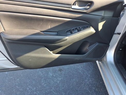 Used 2024 Nissan Altima 2.5 SV image 9