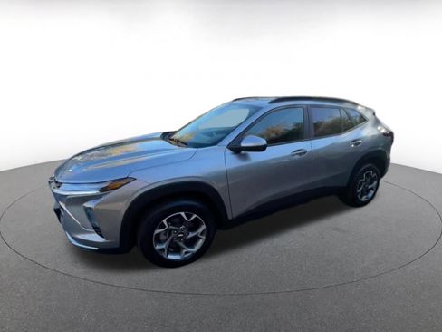 Used 2025 Chevrolet Trax LT image 8