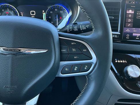 Used 2022 Chrysler Pacifica Touring-L image 19