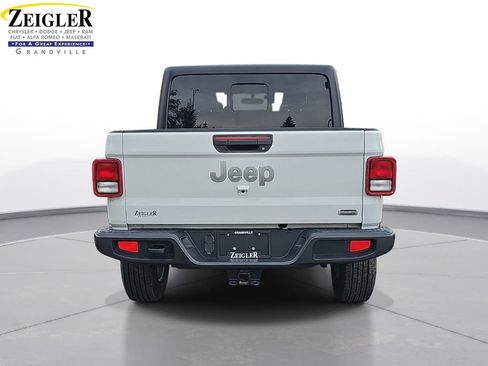 Used 2022 Jeep Gladiator Overland w/ Popular Equipment Package AWD/4WD image 6