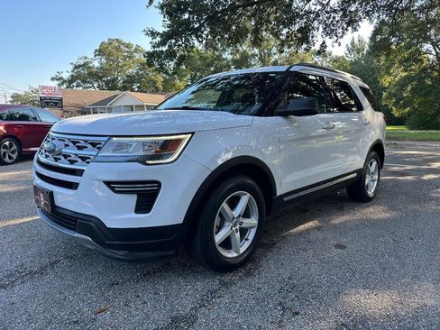 Used 2018 Ford Explorer XLT image 6
