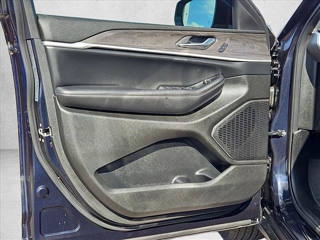 Certified 2023 Jeep Grand Cherokee Limited w/ Luxury Tech Group II AWD/4WD image 10