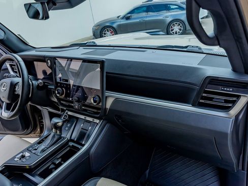 Used 2025 Lexus GX 550 AWD/4WD image 18
