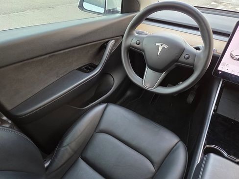 Used 2020 Tesla Model Y Long Range image 26