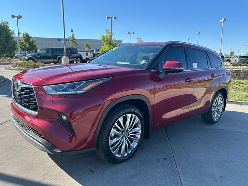 Used 2026 Toyota Highlander Platinum AWD/4WD image 3